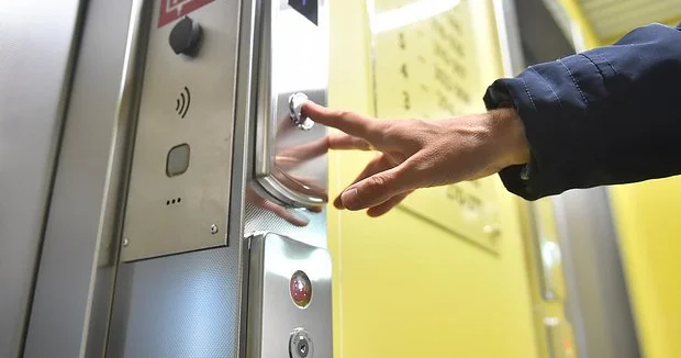 Rusiya şəhərində içərisində insanların olduğu lift qırılıb...