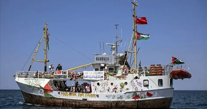 Humanitar yardım aparan gəmiyə basqın edilib FOTO