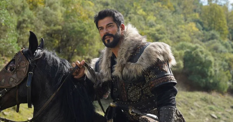 37 ildən sonra qayıdır: Burak Özçiviti əvəz edəcək FOTO