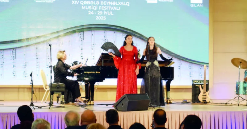 Gənc ifaçıların performansı