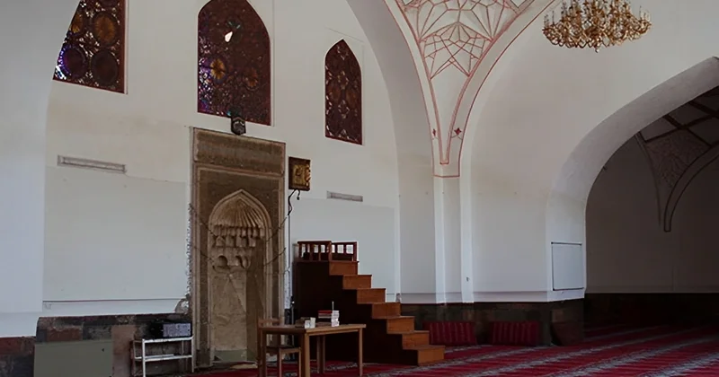 Bakıda məsciddə dəhşətli QƏTL: Namazdan sonra yatdığı yerdə 30 bıçaq zərbəsi ilə ÖLDÜRÜLDÜ