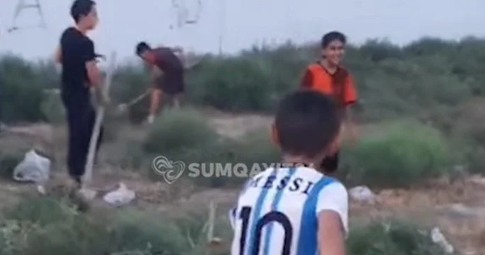 Sumqayıtda uşaqlar futbol oynamaq üçün özləri stadion düzəltməyə başlayıblar VİDEO