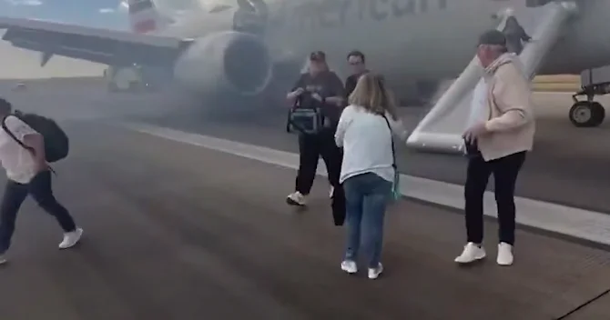 В аэропорту США загорелся самолет ВИДЕО