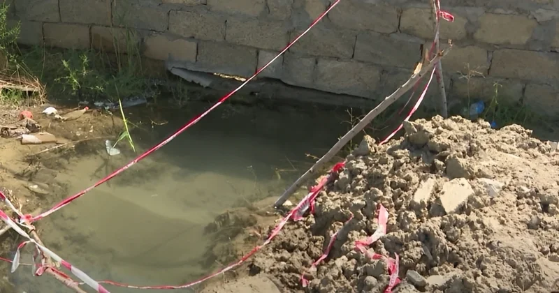 Binəqədidə su borusu partlayıb Bir aya yaxındır içməli su küçəyə axır