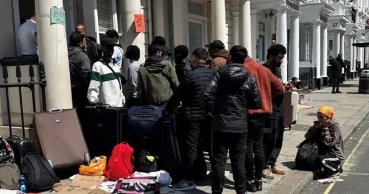 Britaniyanın müxalifət lideri miqrantlar üçün istifadə olunan otelin bağlanmasını dəstəkləyib