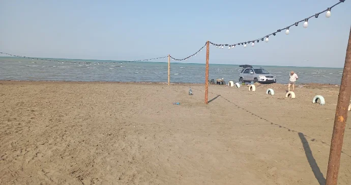 Şirvanlı çimərliyində antisanitariya: Zibil dənizə tökülür FOTO