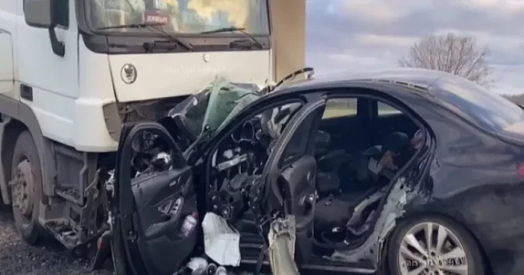 Qubada yol qəzası: Mercedes in sürücüsü öldü