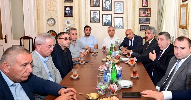 Adil Kərimli Xalq yazıçısı Anarla ədəbi prosesin inkişafını müzakirə edib