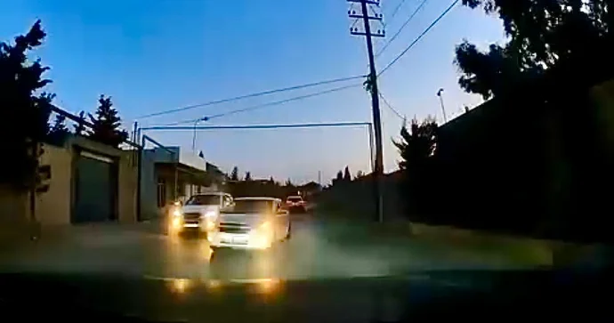 Maşının arxasından qəfil əks yola çıxan sürücü qorxulu anlar yaşatdı VİDEO