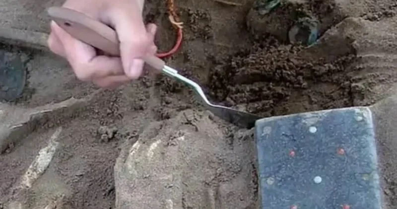 Rusiyada 2 min illik məzarda iPhone a bənzədilən sirli əşya tapılıb