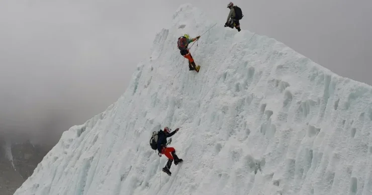 Elbrusda sağ qalan alpinist yoldaşlarının ölüm səbəbini açıqladı