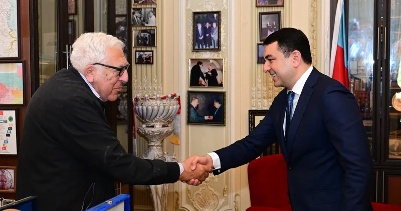 Nazir Anarla görüşmək üçün Yazıçılar Birliyinə getdi