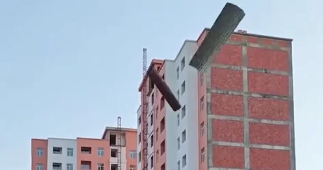 Bakıda güclü külək yaşayış binasının damını uçurdu VİDEO