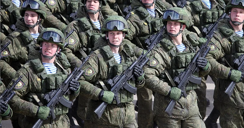 Putin Rusiya ordusunun sayını yenidən artırdı