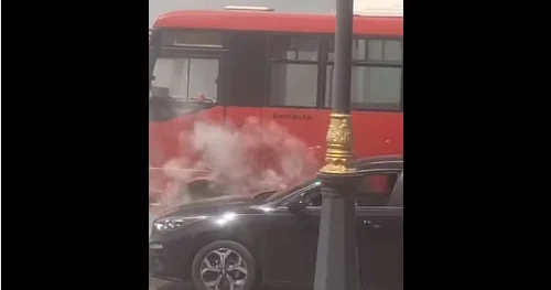 Bakıda avtobus yandı, sürücünün xəbəri olmadı VİDEO