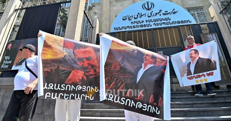 İrəvanda İran səfirliyi qarşısında aksiya: Tsarukyanın tərəfdarları səfirə məktub təqdim etdilər