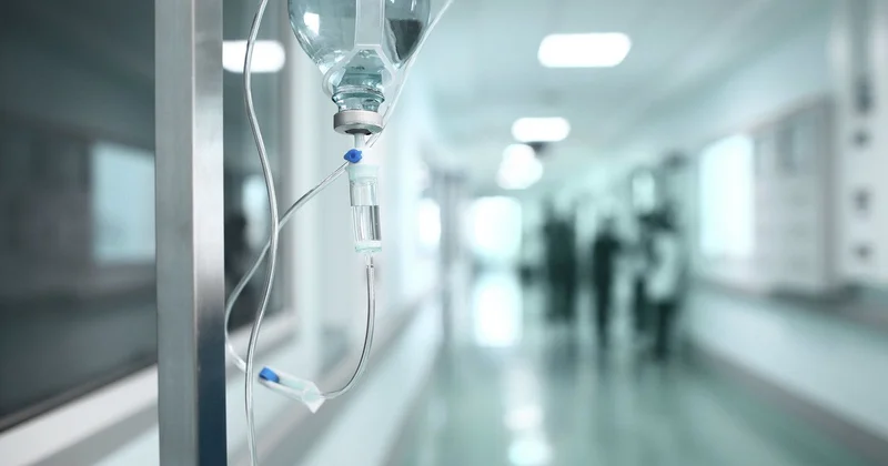 Atasının döydüyü iki yaşlı körpə xəstəxanalıq oldu