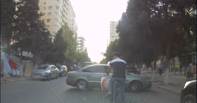 Parklanma etmək istəyən sürücü öz rahatlığını düşünüb yolu kəsdi VİDEO