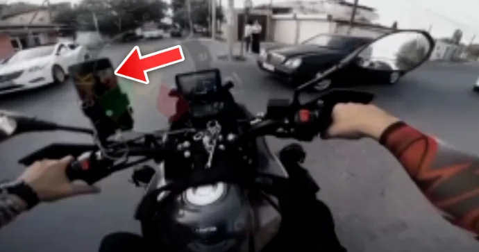 Sükan arxasında “TikTok”a baxan sürücü qəzaya düşdü; kəsişmədə yol verməli idi VİDEO