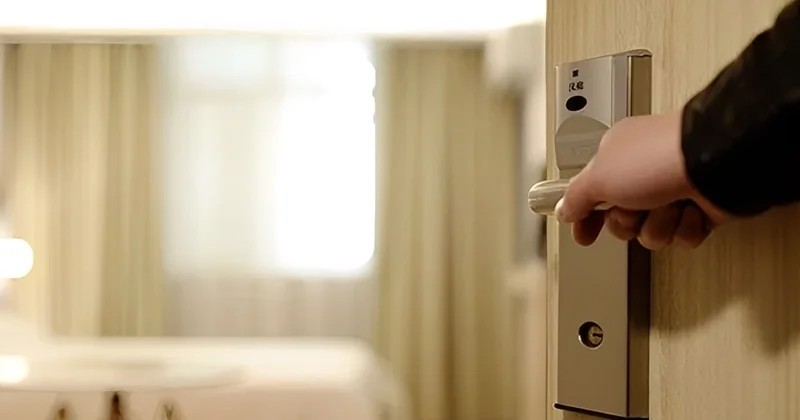 Bakıda yeniyetmə oğlan anasını hoteldə ÖLDÜRDÜ