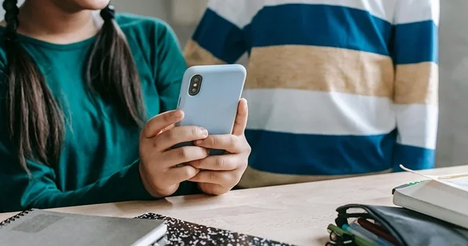 Cənubi Koreyada məktəblilərin dərs vaxtı telefondan istifadəsi qadağan edildi