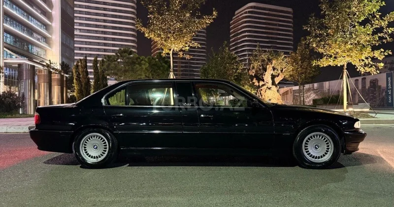 Məhdud sayda istehsal olunan 30 ilin BMW modeli Bakıda 260 min manata satışa çıxarıldı