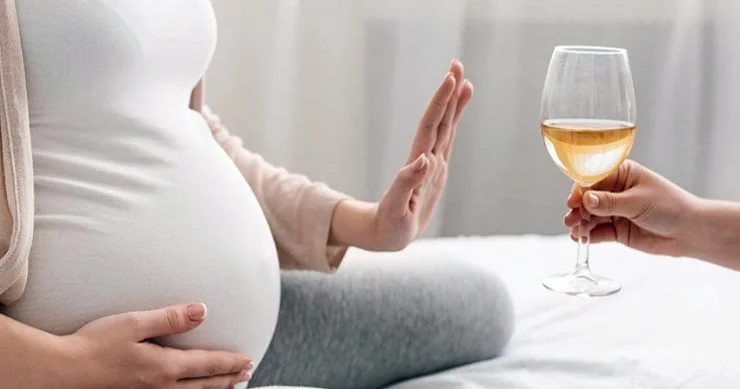 Ana bətnində zəhərlənən KÖRPƏLƏR Siqaret və spirtli içki dölü necə zədələyir?