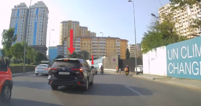 Sağa düzgün dönə bilməyən sürücülərin biri qəza şəraiti yaratdı, digəri yolu kəsdi VİDEO