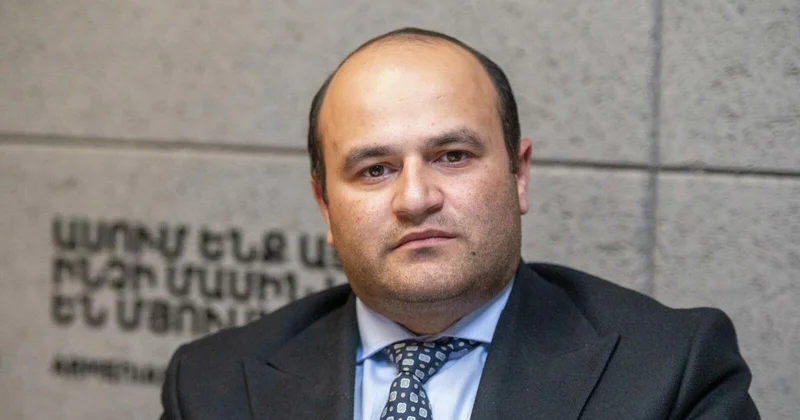 Erməni nazir vəzifədən azad edildi