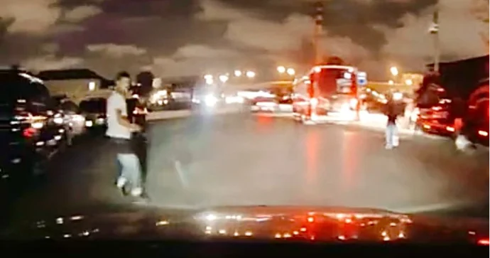 Yola qaçan gənc maşının altında qalmaqdan son anda xilas oldu Sürücü görün nələr dedi VİDEO