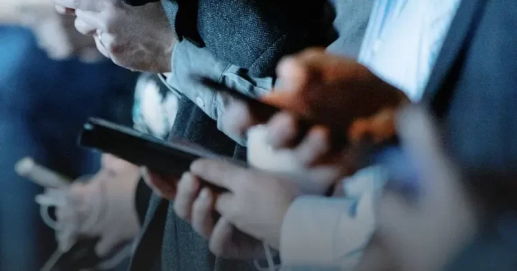 Smartfonlar təhlükəli mikrobların mənbəyidir Ehtiyatlı olun