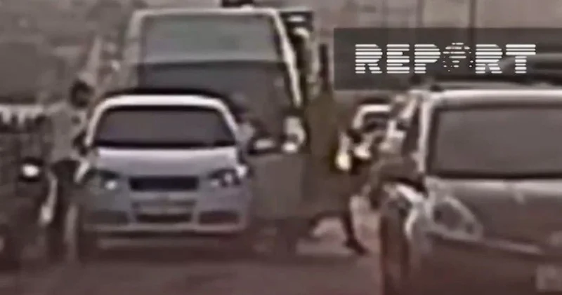 Bakıda moped sürücüsü yolun ortasında sürücünü döydü ANBAAN VİDEO