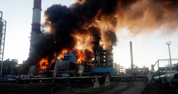 В России после атаки дронов горит один из крупнейших нефтеперерабатывающих заводов