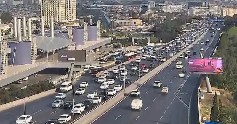 В Баку движение транспорта затруднено в трех направлениях