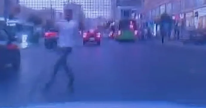 Yasamalda təhlükəli anlar: Piyada maşına çırpılmaqdan son anda qurtuldu VİDEO