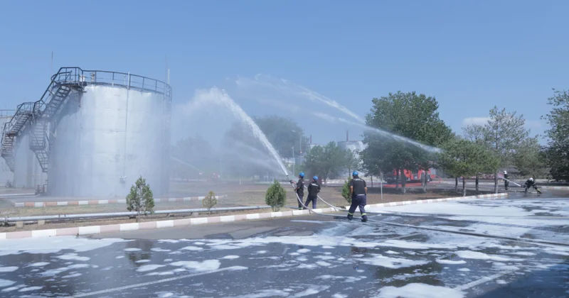 Neft baza sahəsində “yanğın” söndürüldü, əməkdaşlar “təhlükəli ərazidən” təxliyə edildilər