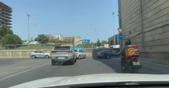 Yeni çəkilən zolaq sürücülərə çətin anlar yaşadır VİDEO