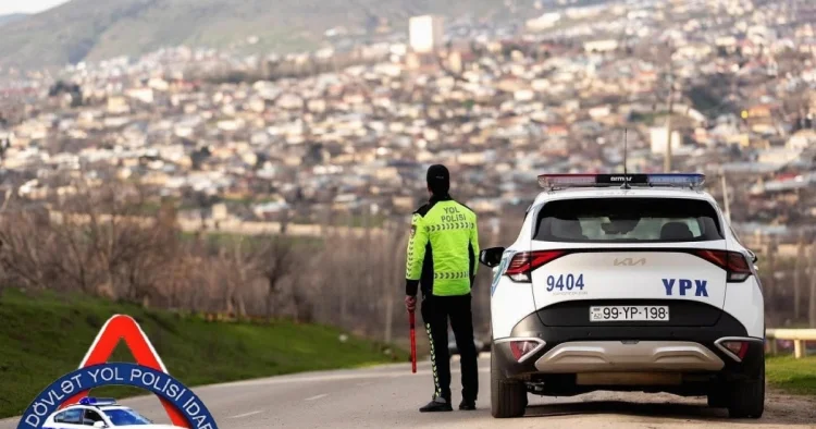 Yol polisi küləkli hava ilə bağlı sürücülərə və piyadalara müraciət edib