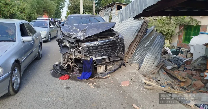 В Барде автомобиль врезался в жилой дом, пострадали три человека