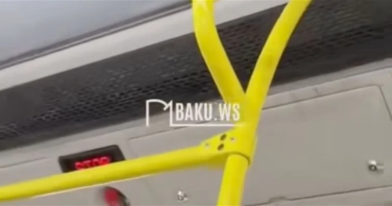 В автобусе №9 в Баку на пассажиров капала грязная вода из кондиционера ВИДЕО