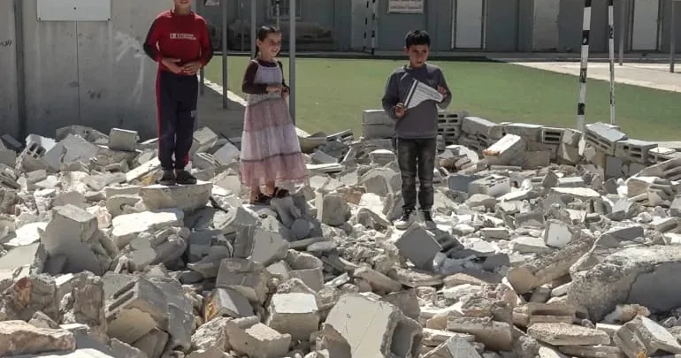Fələstinli uşaqlar məktəbə qayıdır, lakin məktəblərin sökülməsi təhlükəsi ilə üz üzədir