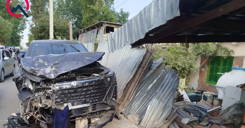 İdaretmədən çıxan maşın yaşayış evində çırpıldı Xəsarət alanlar var