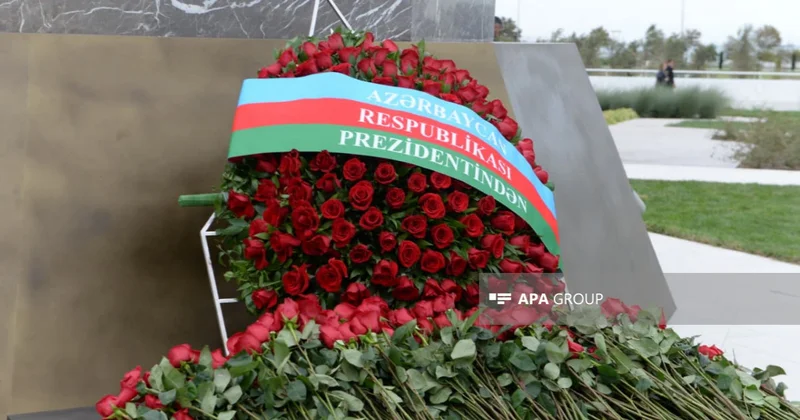 Dövlət və hökumət rəsmiləri Zəfər abidəsini ziyarət edir FOTO