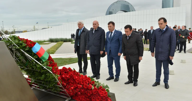 Milli Məclisin kollektivi Zəfər parkını ziyarət edib
