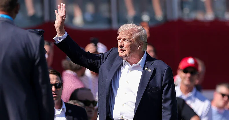 Истребители F 22 приветствовали Трампа ВИДЕО