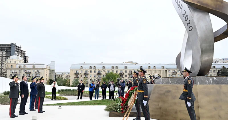 Anım Günündə Fəxri xiyaban, Şəhidlər xiyabanı, Zəfər parkı və Hərbi Memorial Məzarlıq ziyarət edilib