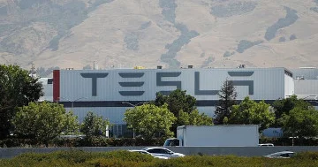 İşçi robot “hücumdan” sonra Tesla dan 51 milyon dollar istəyir...