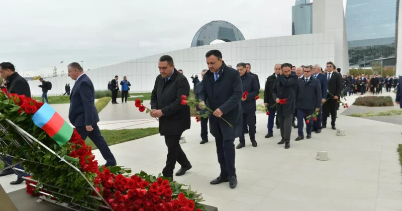 Сотрудники Милли Меджлиса возложили цветы к мемориальному камню в Парке Победы ФОТО