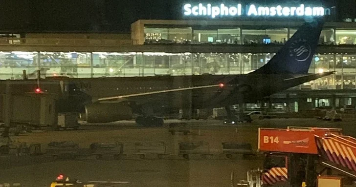 В аэропорту под Амстердамом из за дрона закрыли взлетно посадочную полосу