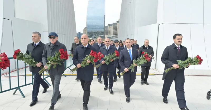 Elm və Təhsil Nazirliyinin rəhbərliyi Zəfər parkını ziyarət edib FOTOLAR